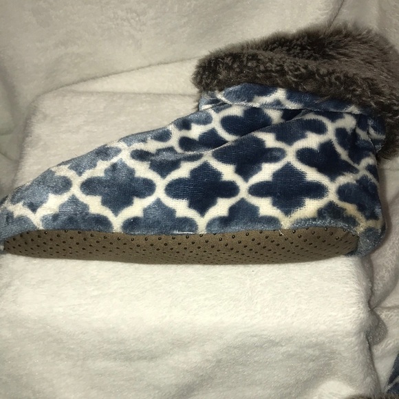 Ardour blue and white slippers. Size 8. - Picture 8 of 12